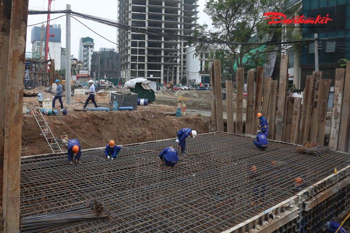 “Chúng tôi tổ chức thi công liên tục ngày đêm theo phương án 3 ca 4 kíp. Mục tiêu đến cuối tháng 6 sẽ hoàn thành và thông xe kỹ thuật phần tuyến bên trái, sau đó chuyển sang thi công phía bên phải. Dù còn nhiều khó khăn, đơn vị quyết tâm bám sát tiến độ, hoàn thành toàn bộ dự án vào cuối năm 2026”, ông Lương nói.