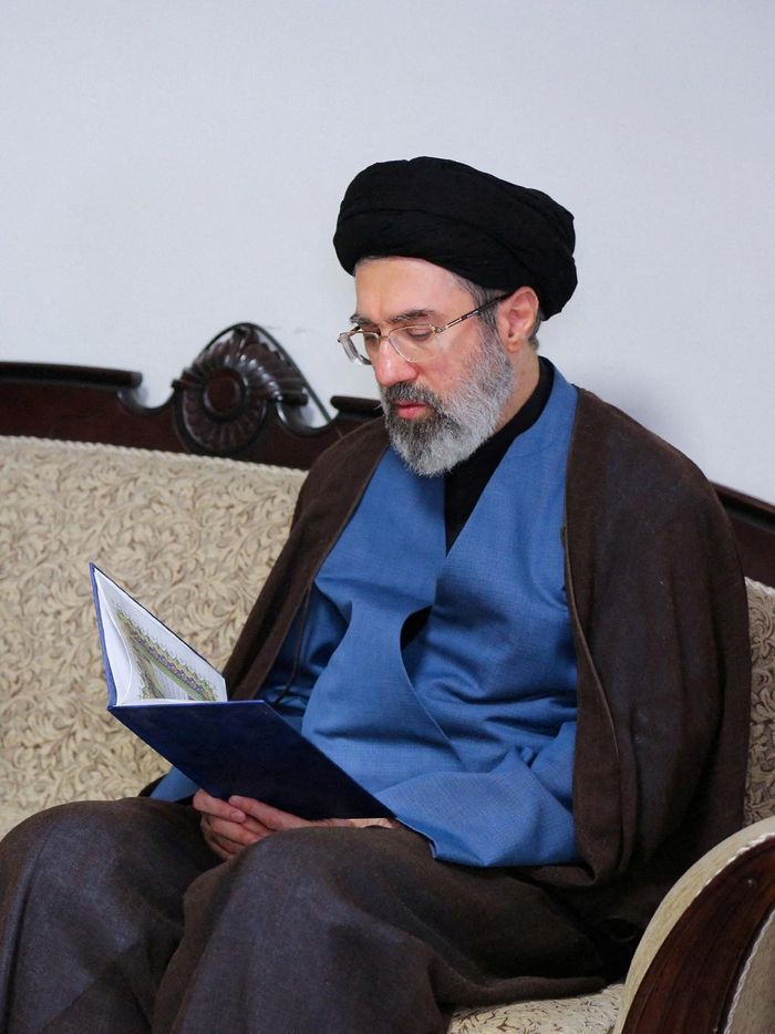  Tân Lãnh tụ tối cao Iran Mojtaba Khamenei. Ảnh: Reuters, 
