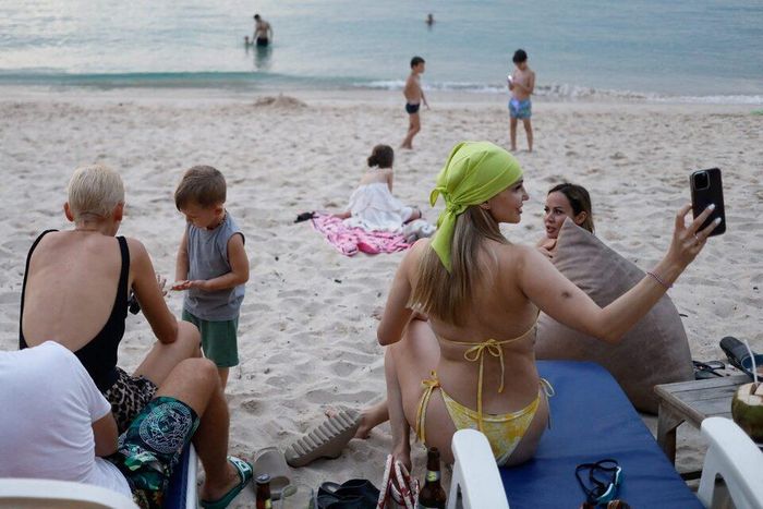  Du khách nghỉ dưỡng tại bãi biển Layan ở Phuket, Thái Lan. Ảnh: Reuters. 