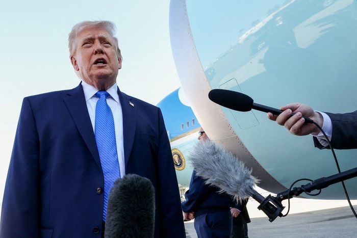  Tổng thống Mỹ Donald Trump phát biểu trước giới truyền thông trước khi rời Sân bay Quốc tế Palm Beach trên chuyên cơ Không lực Một tại West Palm Beach, Florida, Mỹ vào ngày 23/3. Ảnh: Reuters. 