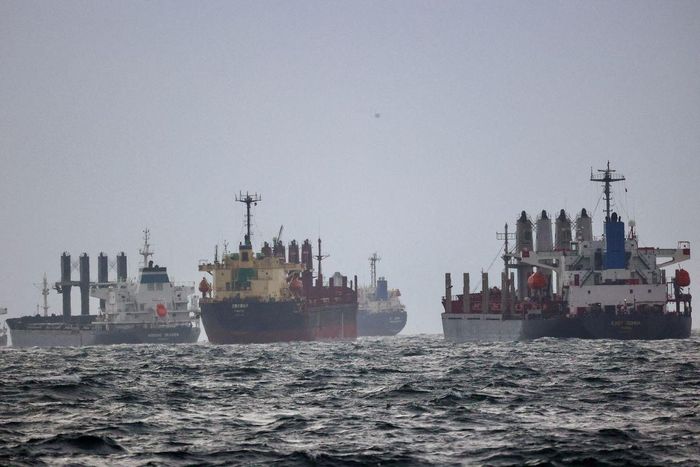  Các tàu thuyền tại khu neo đậu phía nam eo biển Bosphorus ở Istanbul, Thổ Nhĩ Kỳ trong lúc chờ đến lượt kiểm tra theo khuôn khổ sáng kiến Ngũ cốc Biển Đen hồi tháng 12/2022. Ảnh: Reuters. 