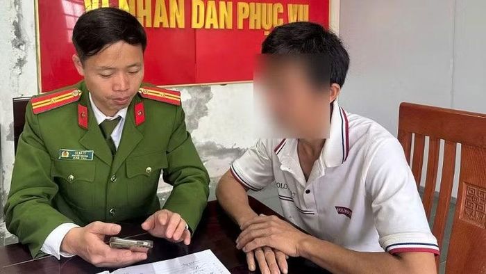 Công an xã Na Ngoi giải thích, hướng dẫn anh N. dừng tất cả giao dịch. (Ảnh: CÔNG AN NGHỆ AN)
