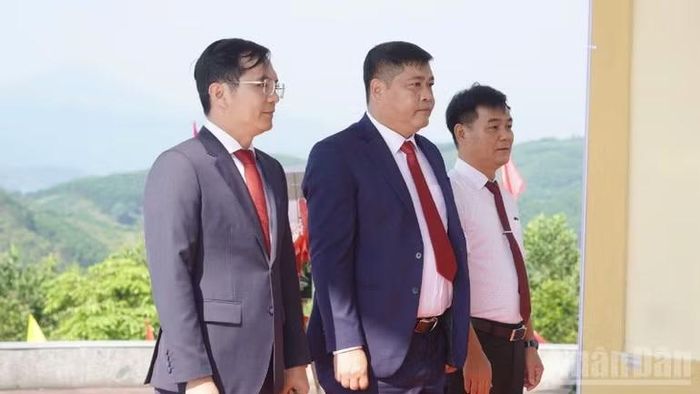 Lãnh đạo thành phố Đà Nẵng dâng hoa tại Di tích lịch sử Chiến thắng Đồn Xã Đốc.