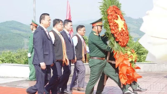Dâng hoa kỷ niệm 55 năm Chiến thắng Đồn Xã Đốc tại Di tích lịch sử Chiến thắng Đồn Xã Đốc.