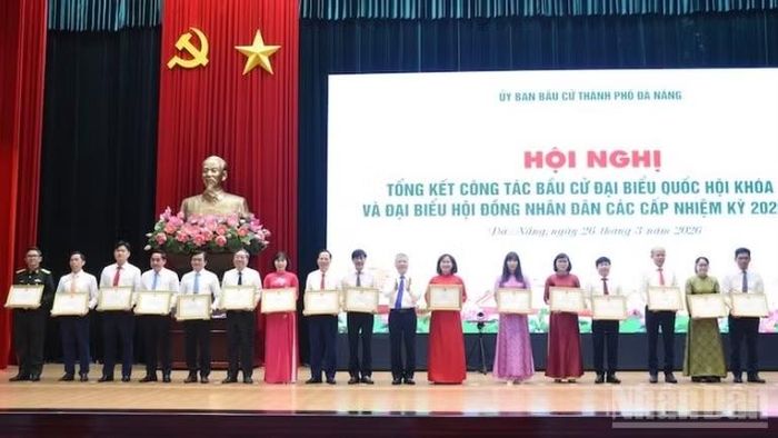 Đồng chí Nguyễn Đức Dũng trao Bằng khen của Chủ tịch Ủy ban nhân dân thành phố cho các cá nhân.