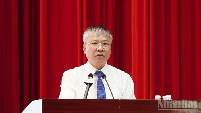 Đồng chí Nguyễn Đức Dũng, Phó Bí thư Thành ủy, Chủ tịch Hội đồng nhân dân, Chủ tịch Ủy ban bầu cử thành phố Đà Nẵng phát biểu tại hội nghị.