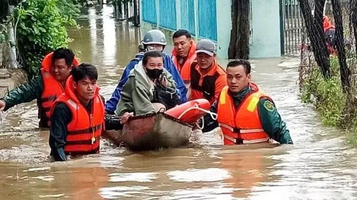 Hình ảnh cán bộ, chiến sĩ lực lượng vũ trang dũng cảm cứu người trong lũ dữ, tạo ấn tượng đẹp trong lòng người dân địa phương.