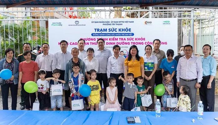 Đại diện các ban, bộ, ngành cùng người dân tham gia chương trình.
