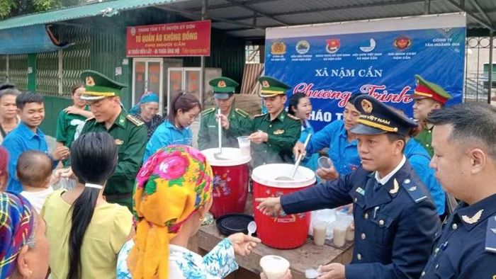Các mô hình như: “Bát cháo tình thương”, “Nâng bước em tới trường”, “Tay kéo biên phòng”... tiếp tục phát huy hiệu quả, trở thành điểm sáng trong công tác đoàn của Bộ đội Biên phòng tỉnh Nghệ An.