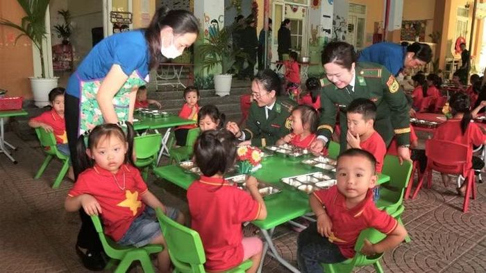 Ở xã Môn Sơn, gian bếp nhỏ nơi điểm trường mầm non trở nên rộn ràng hơn bao giờ hết.