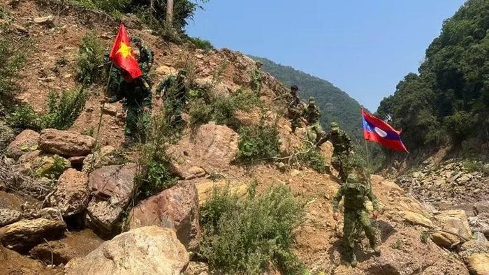 Hoạt động tuần tra song phương giữa lực lượng Biên phòng Việt Nam và Đại đội biên phòng 217 (tỉnh Hủa Phăn, Lào).