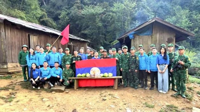 Chi đoàn Đồn Biên phòng Na Ngoi và đoàn địa phương, các lực lượng tặng quà cho đơn vị bảo vệ biên giới của nước bạn Lào.