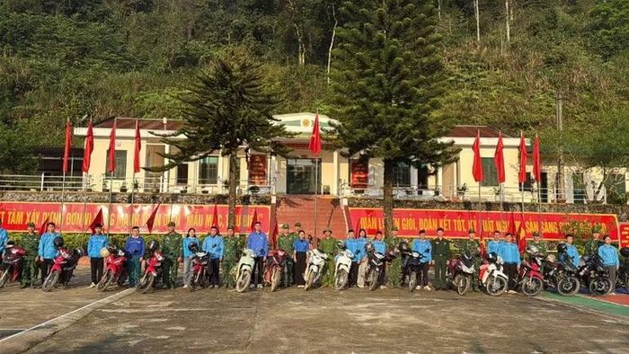 Lực lượng Biên phòng Na Ngoi phối hợp với đoàn viên thanh niên địa phương tuần tra đường biên, cột mốc.