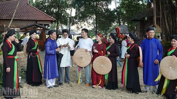 Biểu diễn hát quan họ tại lễ hội.