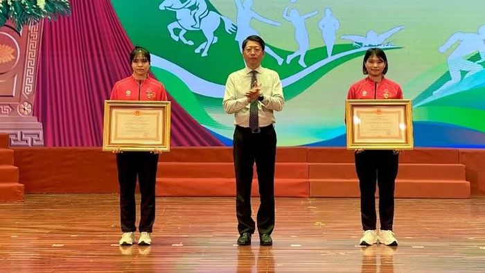 Thừa ủy quyền của Chủ tịch nước, đồng chí Trần Song Tùng, Phó Chủ tịch Thường trực Ủy ban nhân dân tỉnh Ninh Bình trao Huân chương Lao động hạng Nhì và hạng Ba cho các vận động viên.
