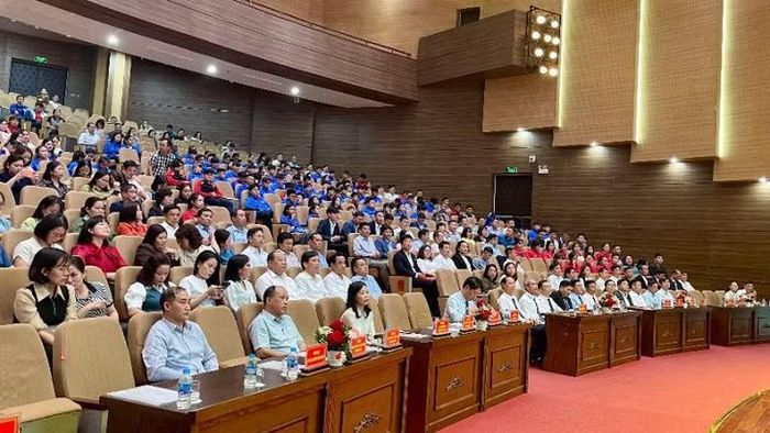 Các đại biểu tham dự buổi lễ.