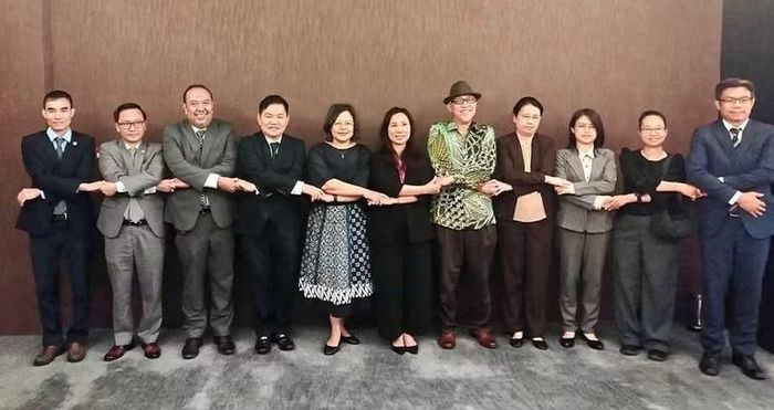 Đại sứ Trịnh Thị Tâm (áo vest đen đứng giữa) chụp ảnh cùng Đại sứ các nước ASEAN tại Sri Lanka tham dự cuộc họp.
