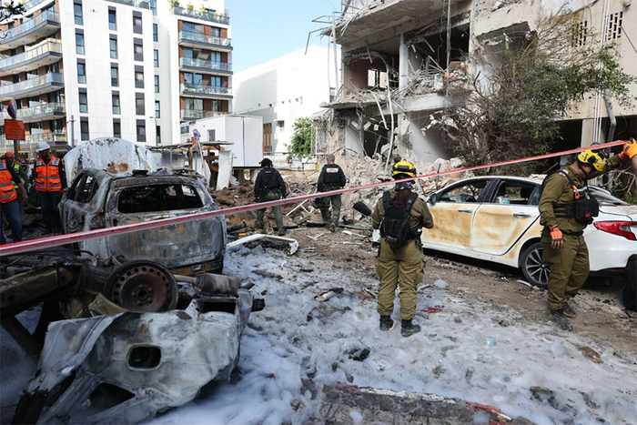 Các đội cứu hộ khẩn cấp của Israel tại hiện trường vụ tấn công tên lửa của Iran vào một khu dân cư ở Tel Aviv. Ảnh: EPA