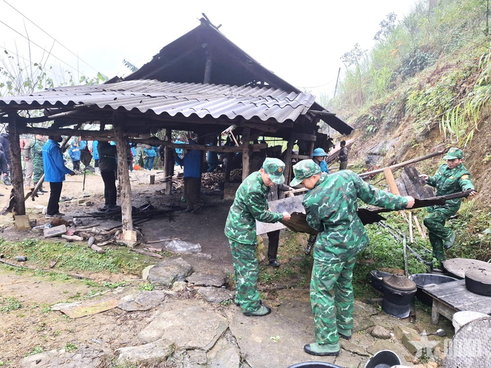 Bên cạnh nhiệm vụ tuần tra, bảo vệ biên giới, tuổi trẻ Bộ đội Biên phòng tỉnh Tuyên Quang tích cực giúp nhân dân sửa chữa nhà cửa, khắc phục hậu quả thiên tai. 