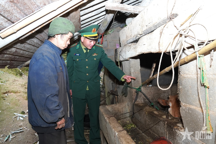 Thượng úy Sèn Đức Hợp, cán bộ Trạm Biên phòng Cửa khẩu Săm Pun, hướng dẫn người dân phát triển chăn nuôi, nâng cao sinh kế vùng biên. 