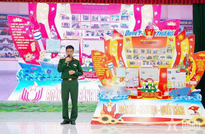  Thi giới thiệu mô hình và bình báo tường. 