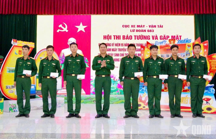  Trung tá Trần Tuấn Đạt, Phó chính ủy Lữ đoàn 683 trao thưởng tặng các đội thi. 
