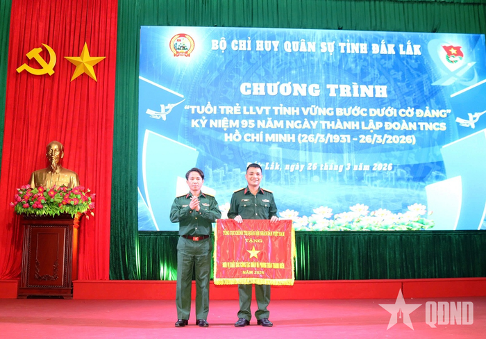 Thừa ủy quyền của Thủ trưởng Tổng cục Chính trị, Thượng tá Trương Minh Hồng, Phó chính ủy Bộ CHQS tỉnh Đắk Lắk trao tặng Cờ thi đua cho Đoàn cơ sở Trung đoàn 584. 