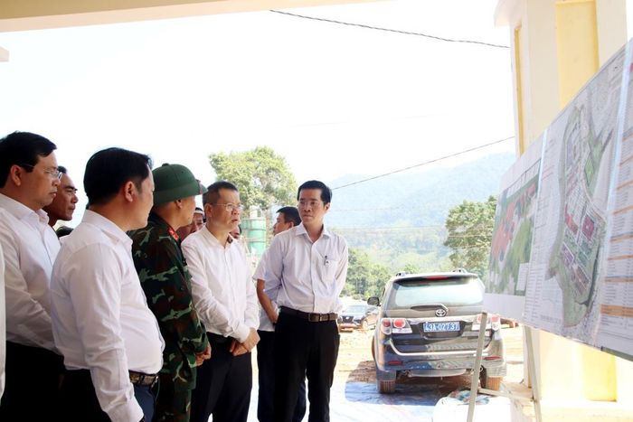 Phó Bí thư Thành ủy Nguyễn Mạnh Hùng kiểm tra tiến độ thực tế công trình Trường phổ thông nội trú liên cấp Tiểu học và THCS xã Hùng Sơn.