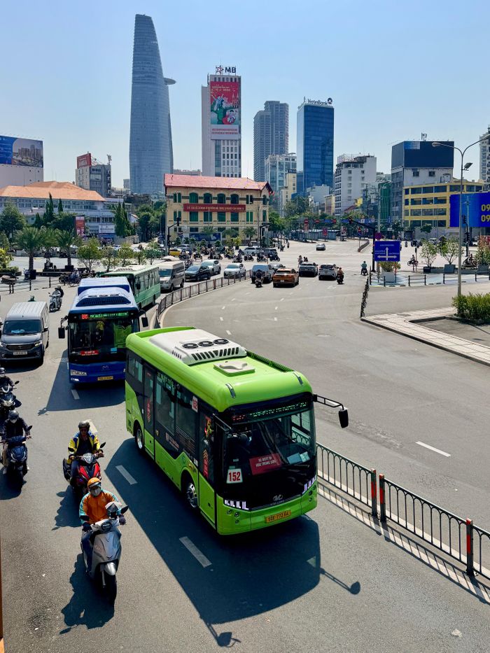  Nhiều xe buýt điện lưu thông khu vực chợ Bến Thành, phường Bến Thành, TPHCM ẢNH: HOÀNG HÙNG 