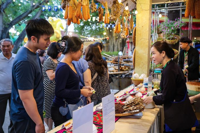  Hàng trăm món ngon hội tụ tại lễ hội 