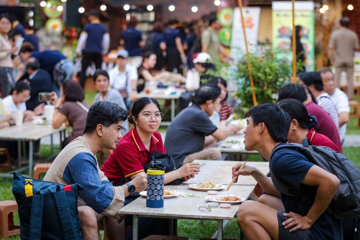  Khách thưởng thức các món ăn hấp dẫn tại lễ hội 
