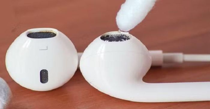 Cách vệ sinh đúng là dùng khăn mềm, dung dịch không cồn, tăm bông hoặc bàn chải lông mềm để làm sạch lưới loa và mic.