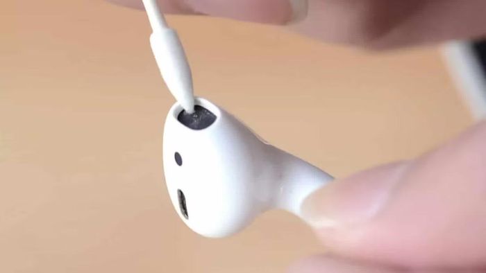 Người dùng tập thể dục hoặc đeo tai nghe hàng ngày nên vệ sinh thường xuyên hơn để ngăn ngừa vi khuẩn.