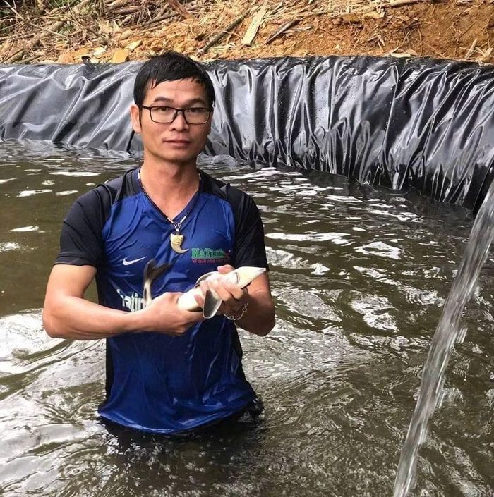 “Để có một con cá tầm phát triển tốt ở hồ Ngàn Trươi tốn rất nhiều công sức “ anh Dương Trí Thức chủ hợp tác xã chia sẻ.
