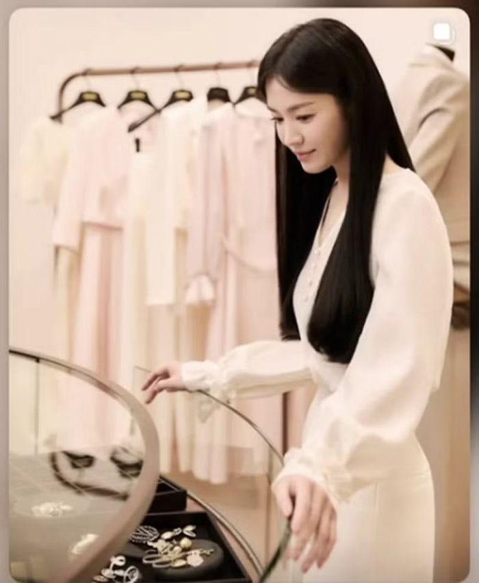 Kết hợp với chiếc áo sơ mi trắng cổ khoét sâu và quần ống rộng, kiểu tóc mới của cô đã tôn lên vẻ thanh lịch và tinh tế.