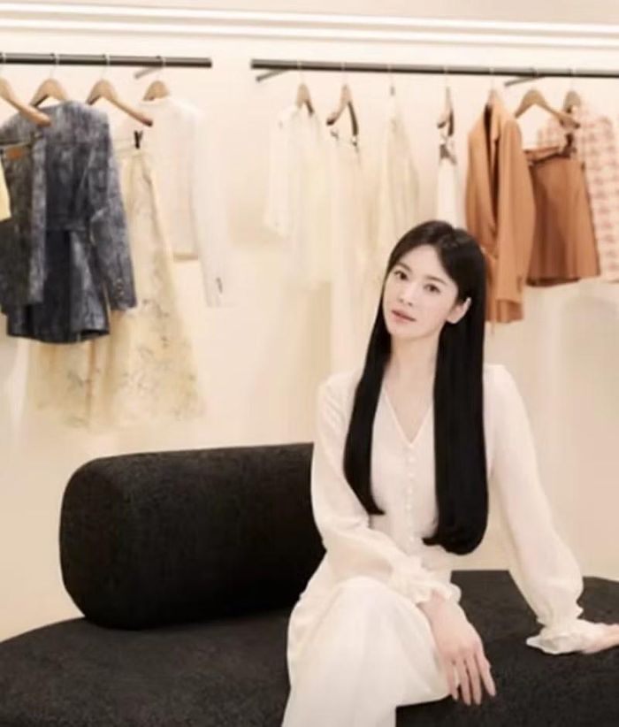Nổi tiếng với kiểu tóc ngắn đặc trưng trong những năm gần đây, mỹ nhân họ Song đã khiến người hâm mộ bất ngờ khi xuất hiện với mái tóc dài, mượt mà buông xuống ngực.