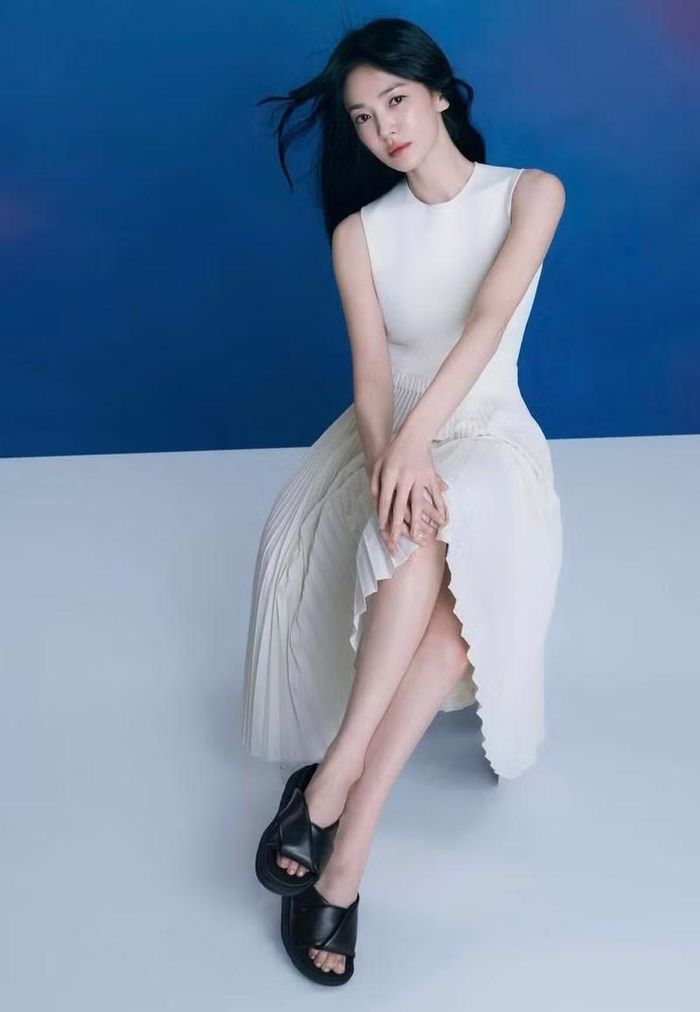 Với nhan sắc rạng rỡ và vẻ đẹp vượt thời gian, Song Hye Kyo một lần nữa chứng minh sức hút ngôi sao bền bỉ của mình.
