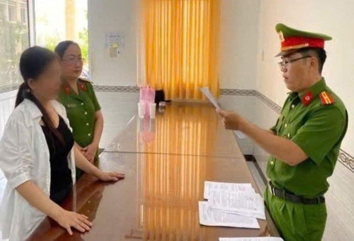 Cơ quan Công an đọc lệnh khởi tố bị can, bắt tạm giam Nguyễn Bạch Vân. (Ảnh: Công an Cà Mau)