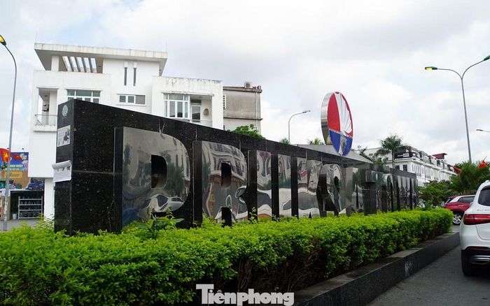 Trong đó, dự án nhà ở cho người thu nhập thấp do Công ty Pruksa làm chủ đầu tư, thực hiện trên khu đất hơn 20ha tại phường An Hải với quy mô 90 căn hộ chung cư 5 tầng; 1.908 căn chung cư 3 tầng; 11 căn tái định cư và 242 căn hộ liền kề.