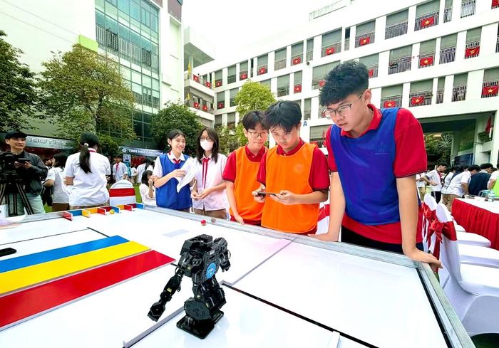 Gia Bảo điều khiển robot Humanoid trình diễn các thao tác vượt chướng ngại vật
