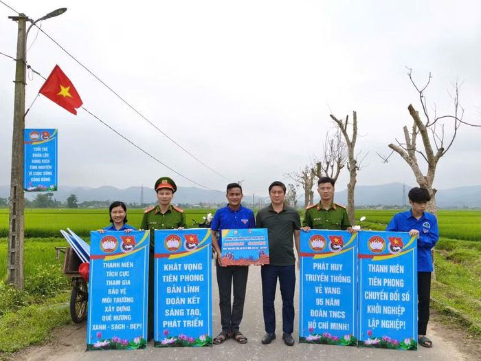 Đoàn xã Xuân Lộc cũng đã triển khai công trình thanh niên “Đường cờ, đường pano thanh niên” với nhiều phần việc thiết thực, ý nghĩa. Dọc các trục đường chính, lực lượng đoàn viên, thanh niên đã tiến hành treo cờ Tổ quốc, lắp đặt pano tuyên truyền, tạo nên diện mạo khang trang, rực rỡ cho địa phương.