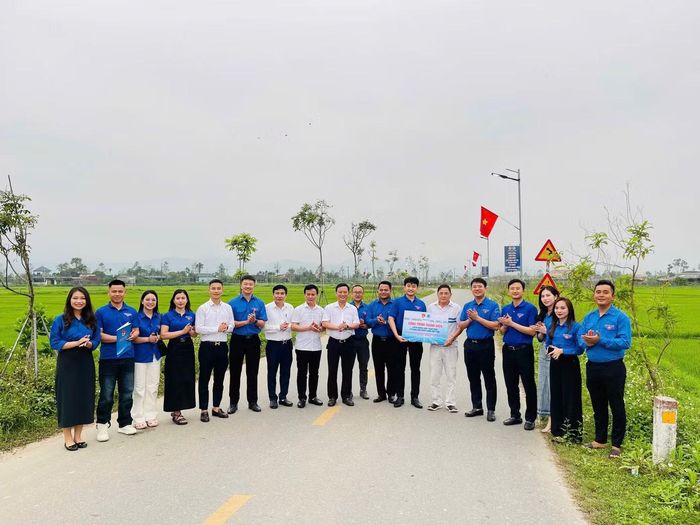  Tại phường Hà Huy Tập, Đoàn phường đã tổ chức thực hiện công trình thanh niên “Tuyến đường điện năng lượng mặt trời” tại Tổ dân phố Liên Hương. Công trình được lắp đặt 13 bộ đèn năng lượng mặt trời dọc tuyến đường dài khoảng 400m, với tổng kinh phí 20 triệu đồng từ nguồn xã hội hóa. 