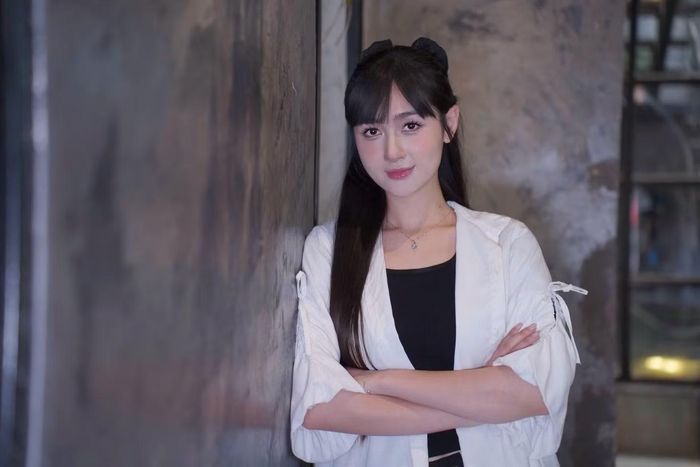 Không chỉ là thử thách thể lực, cảnh quay này đòi hỏi cường độ cảm xúc cao. Ngọc Thủy phải vừa giữ tâm lý nhân vật, vừa nhớ thoại, vừa tương tác chính xác với bạn diễn. Cô đặc biệt biết ơn diễn viên Anh Vũ vì đã góp ý cho cô cách đẩy cao trào, thể hiện sự phản kháng của nhân vật Trang trong phân đoạn đánh ghen, thay vì chỉ biết cam chịu như kịch bản ban đầu.