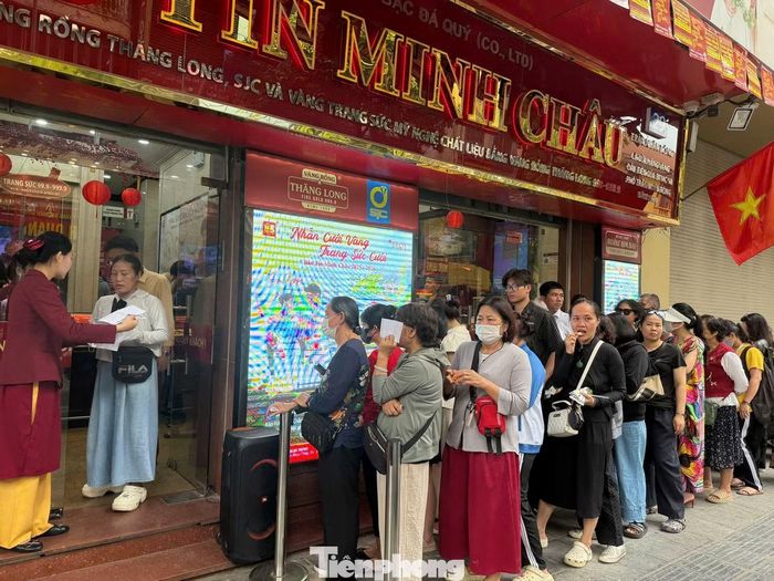 Khách xếp hàng chờ mua vàng tại Bảo Tín Minh Châu, đường Trần Nhân Tông, Hà Nội.