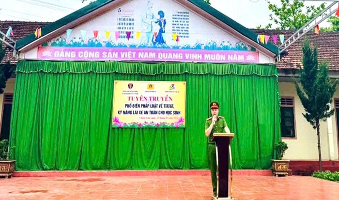 Cán bộ Công an phổ biến quy định về an toàn giao thông cho học sinh.
