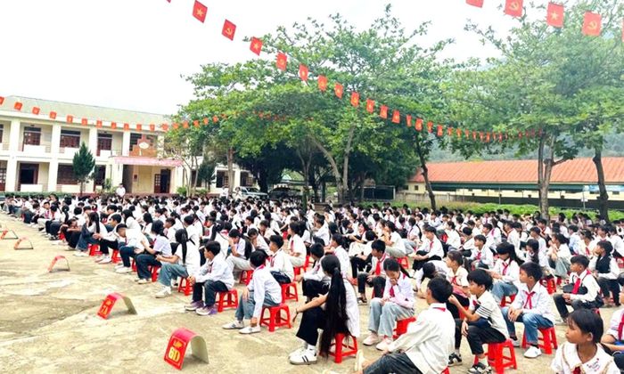 Học sinh hào hứng tham gia tìm hiểu pháp luật về an toàn giao thông.