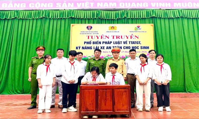 Học sinh ký cam kết chấp hành Luật Giao thông đường bộ tại buổi tuyên truyền.