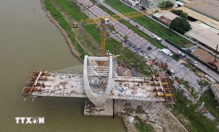 Hai trụ chính T4 và T5 giữa lòng sông đã được nhà thầu thi công xong. (Ảnh: Quốc Khánh/TTXVN)