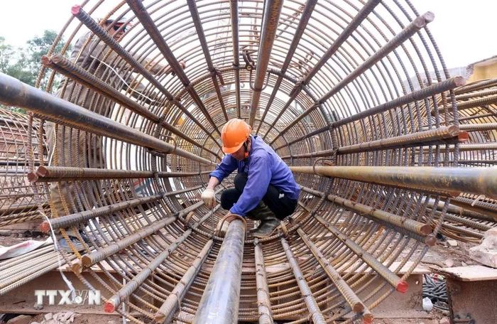 Công nhân thi công trụ sắt cọc khoan nhồi trên cạn phía đường Ngô Gia Tự. (Ảnh: Quốc Khánh/TTXVN)