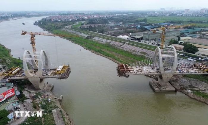 Cầu đường bộ sông Đuống được thi công với công nghệ kỹ thuật cao đúc hẫng và kéo cáp hai bên. (Ảnh: Quốc Khánh/TTXVN)